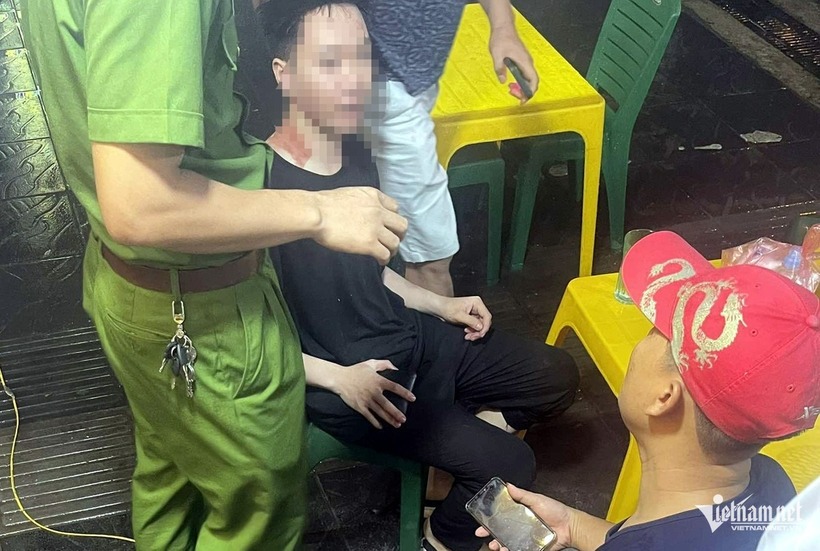 Nam shipper bị nhóm thanh niên dùng hung khí hành hung giữa đường tại Hà Nội: Công an vào cuộc- Ảnh 1.