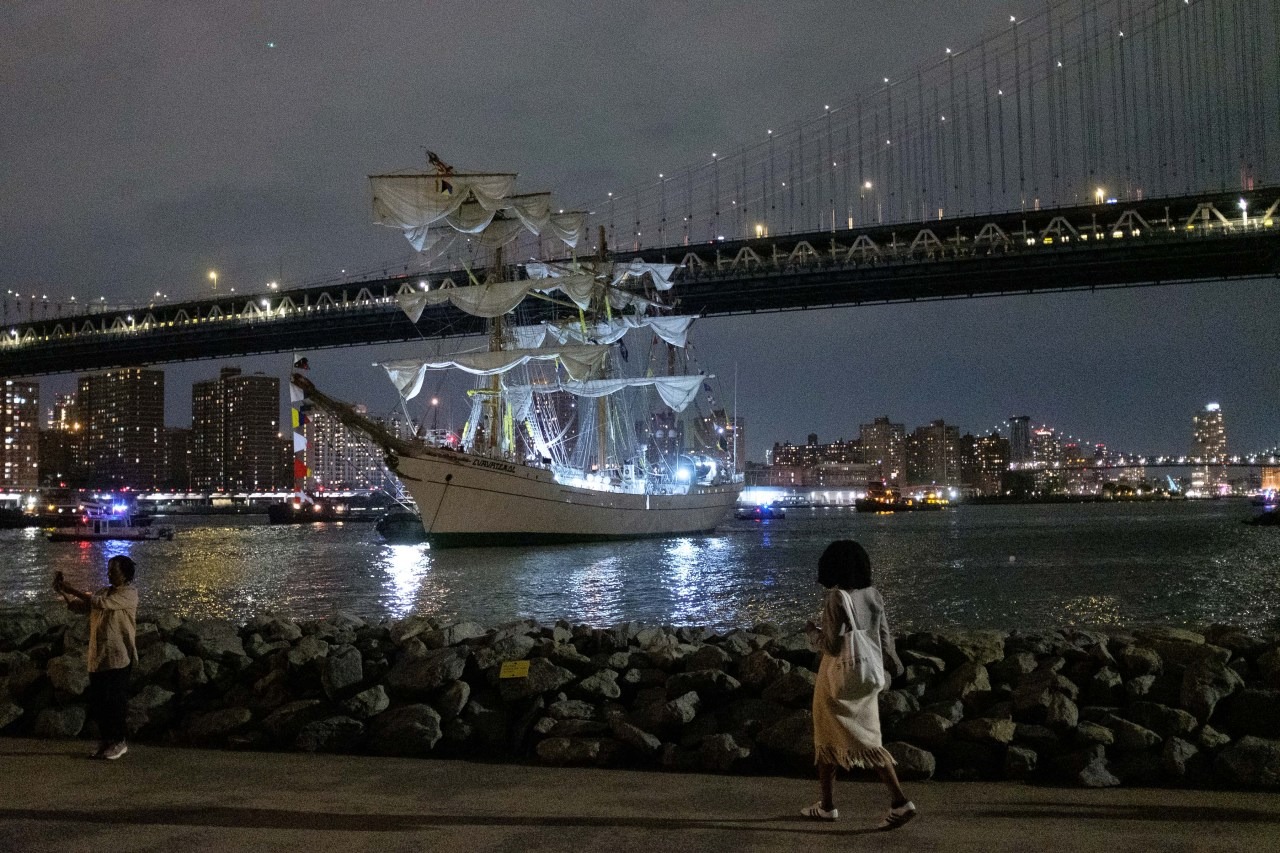 Tàu chở 277 người đâm thẳng vào cầu Brooklyn ở Mỹ, hàng chục người thương vong- Ảnh 1.