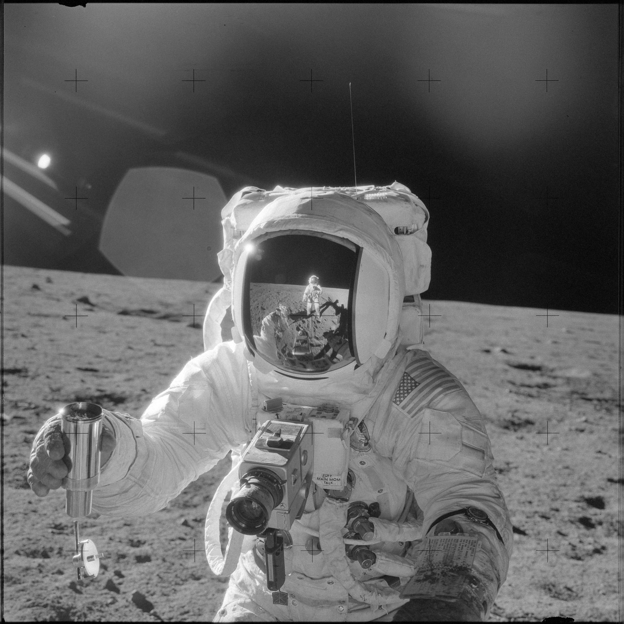 Neil Armstrong là người đầu tiên đặt chân lên Mặt Trăng, vậy ai là người chụp lại bức hình này?- Ảnh 3.