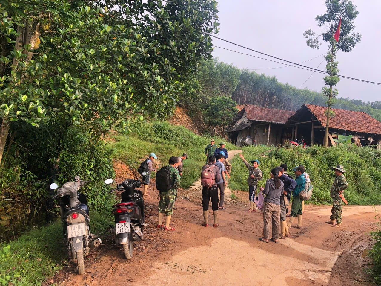 Huy động 60 người vào rừng tìm kiếm người đàn ông mất tích bí ẩn ở Quảng Bình- Ảnh 1.