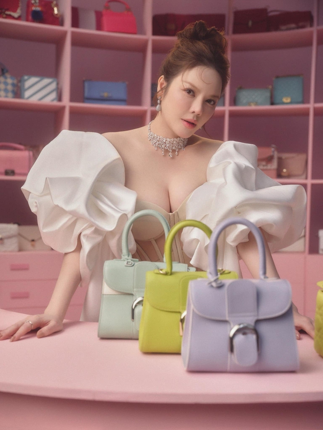 Choáng ngợp trước sự giàu có của “chị đại kim cương Vbiz”: Hàng hiệu phủ kín các kệ, có 1 