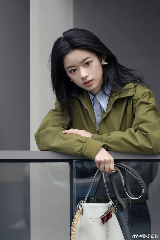 "Tiểu Triệu Lệ Dĩnh" - thiên kim tiểu thư lộ bí mật gia đình vì hoa tai 8 tỷ đã dính lời nguyền Prada?- Ảnh 12.
