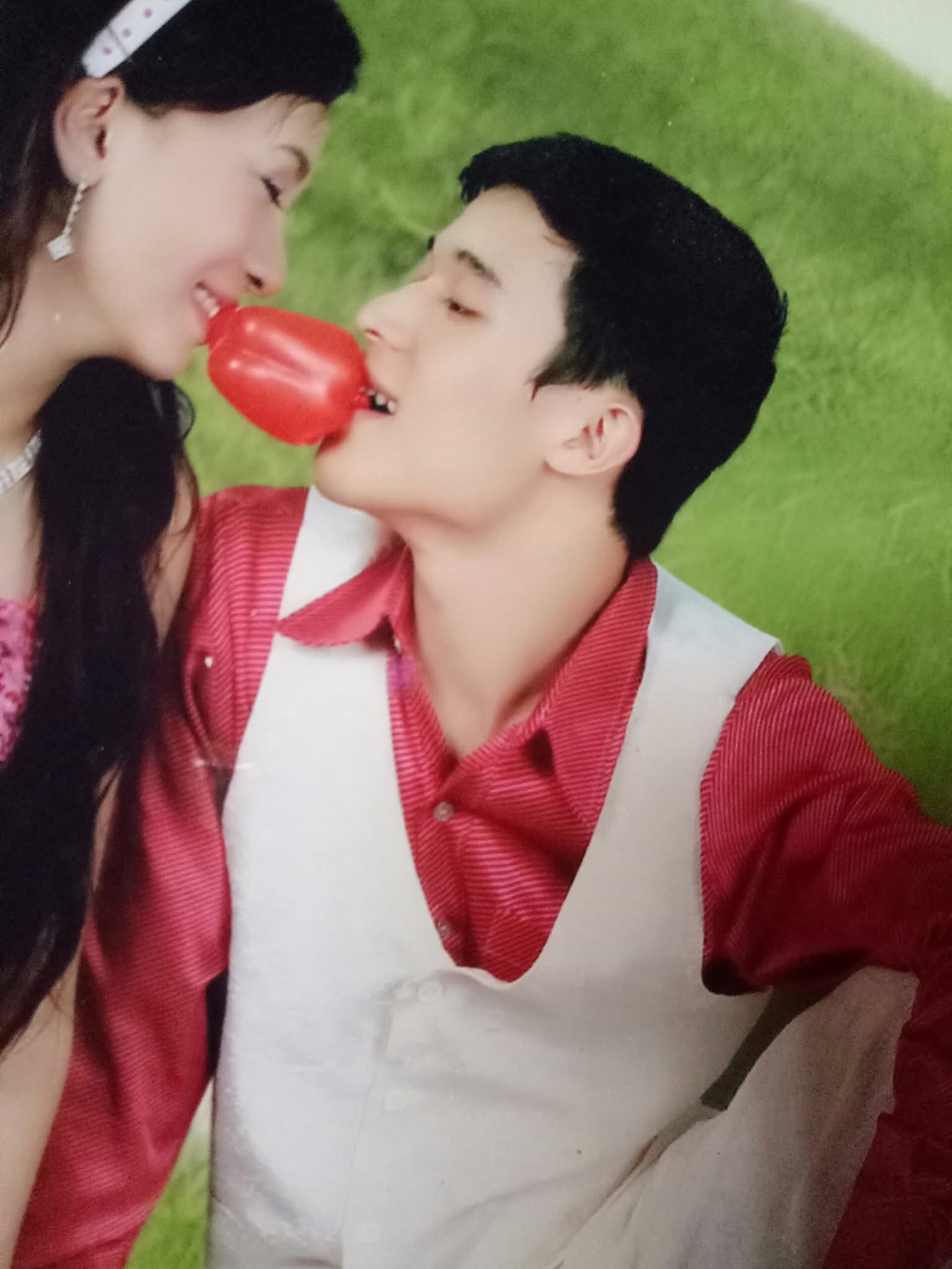 Hot mom nổi tiếng đăng ảnh cưới cách đây 15 năm có thể "sĩ" đến muôn đời, chú rể đẹp trai nhưng nhìn cứ "sai sai"- Ảnh 4.