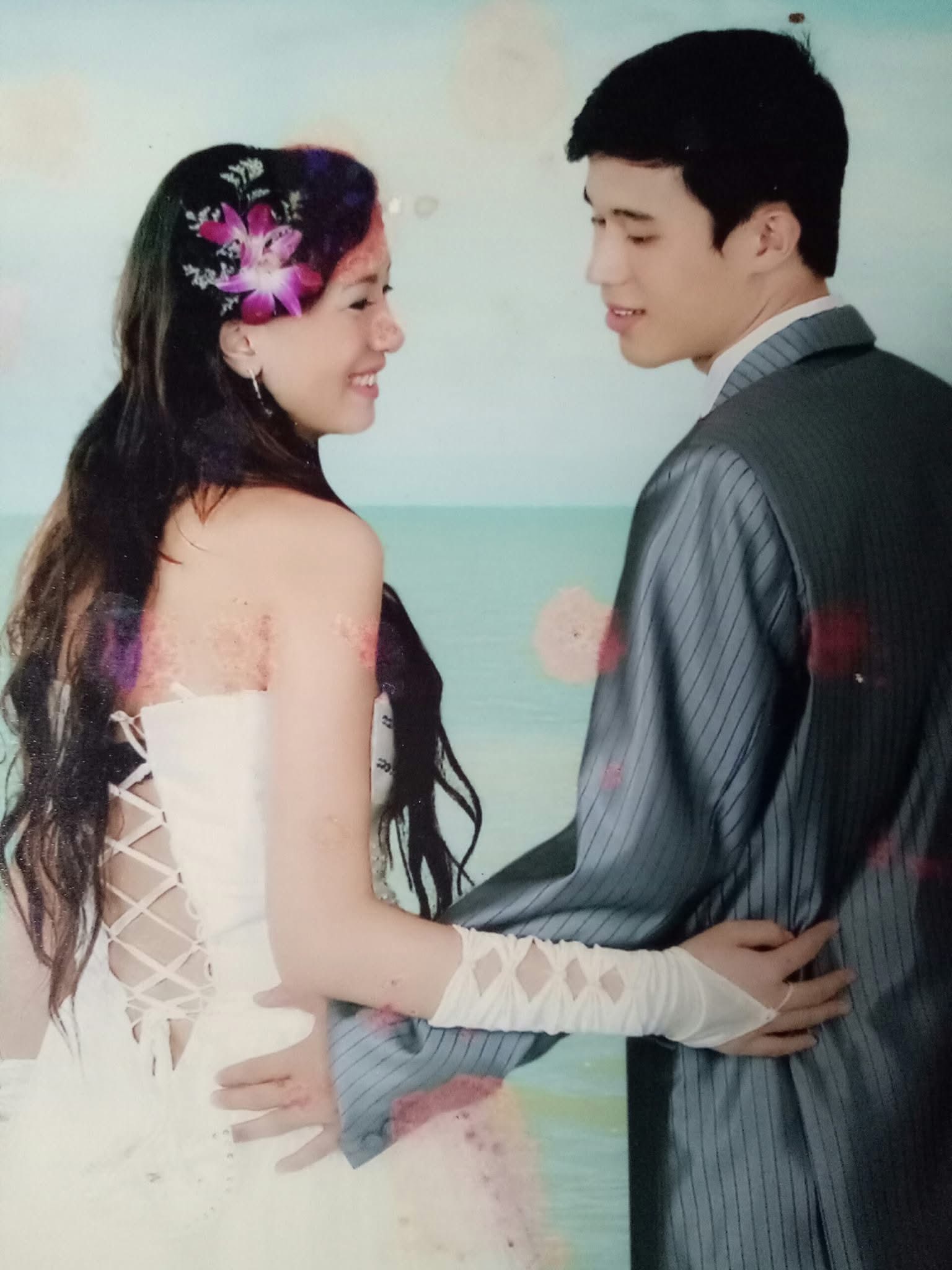 Hot mom nổi tiếng đăng ảnh cưới cách đây 15 năm có thể "sĩ" đến muôn đời, chú rể đẹp trai nhưng nhìn cứ "sai sai"- Ảnh 6.