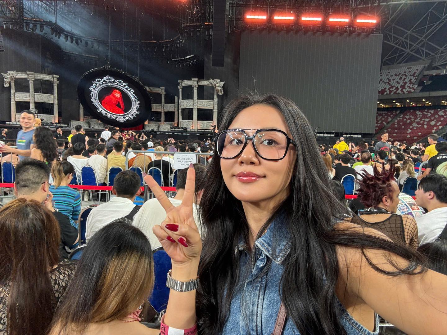 Đi xem siêu concert ở Singapore, nữ ca sĩ Vbiz bị dân mạng chế giễu: Ai mới là Lady Gaga?- Ảnh 4.