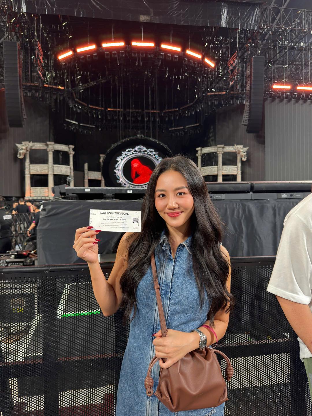 Đi xem siêu concert ở Singapore, nữ ca sĩ Vbiz bị dân mạng chế giễu: Ai mới là Lady Gaga?- Ảnh 1.