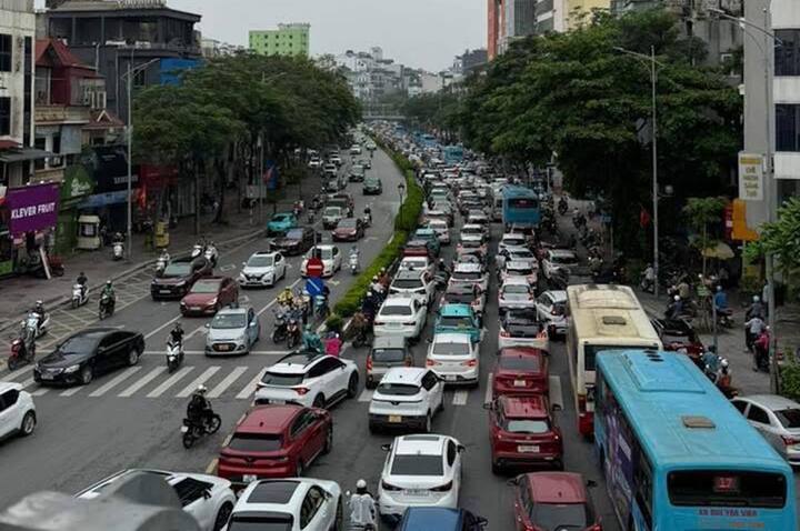 Xe tự chế làm rơi bó sắt dài 12m, cầu Chương Dương ùn ứ kéo dài- Ảnh 2.