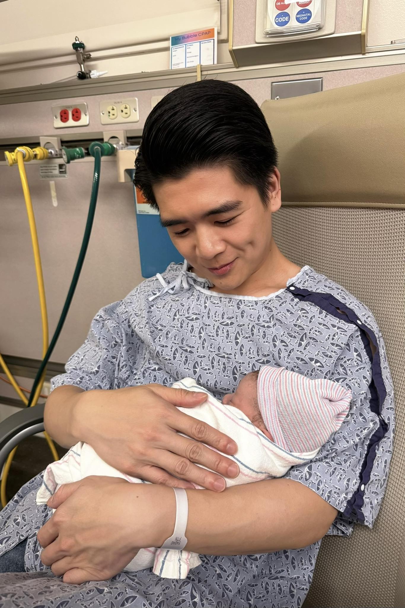 "Bố đơn thân nghìn tỷ" - cậu cả nhà bầu Hiển đón con thứ 3, Đỗ Mỹ Linh tiếp tục giúp anh chồng chăm sóc?- Ảnh 1.