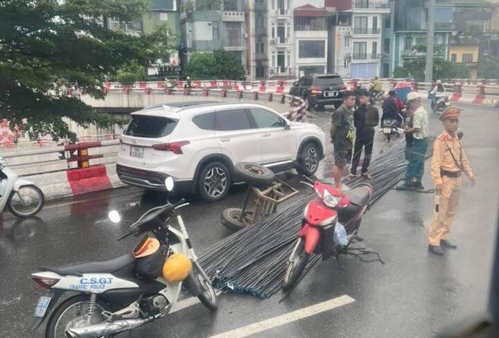 Xe tự chế làm rơi bó sắt dài 12m, cầu Chương Dương ùn ứ kéo dài- Ảnh 1.