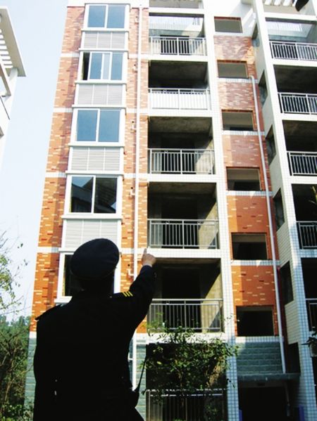 Người đàn ông mua chung cư giá 1,7 tỷ đồng, dọn đến được 2 tháng thì phát hiện nhà "đã có chủ", công ty quản lý BĐS thẳng thắn: "Không thể giải quyết được"- Ảnh 1.