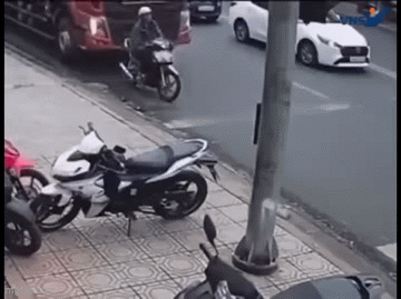 Dừng xe rút tiền, tài xế gây tai nạn chết người: Khoảnh khắc ám ảnh bên đường- Ảnh 2.