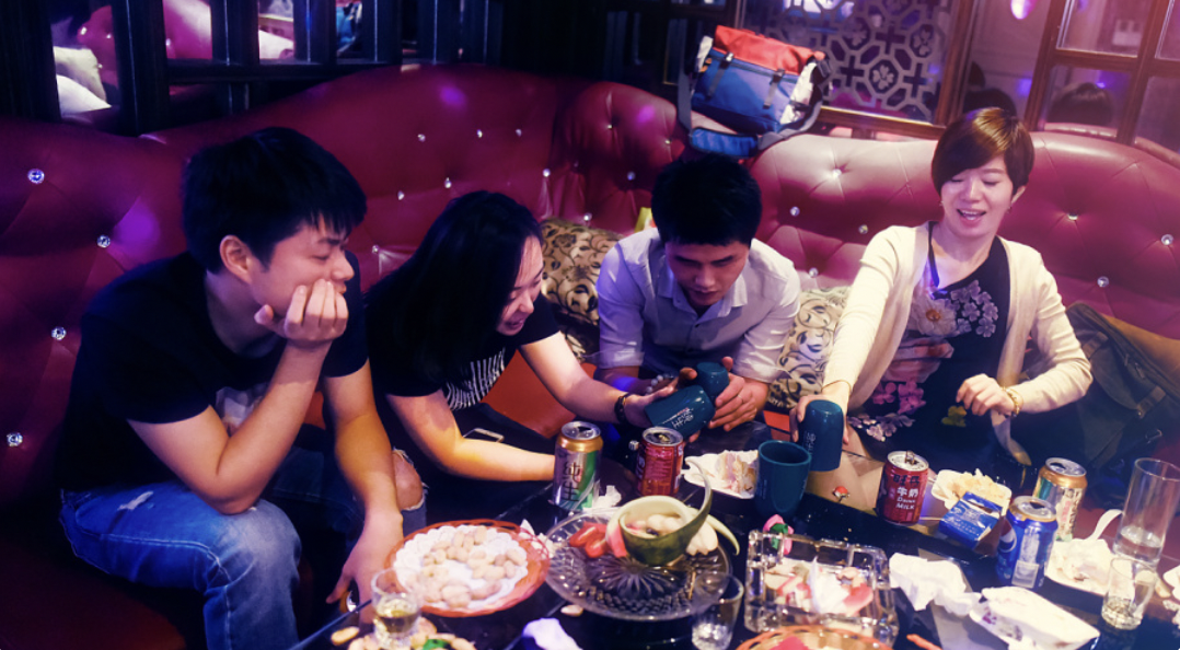 Đi họp lớp, bạn học đại gia "khoe của", còn tôi nói nợ 700 triệu: Sáng hôm sau tôi 1 nhận tin nhắn mà cả đời khó quên- Ảnh 1.