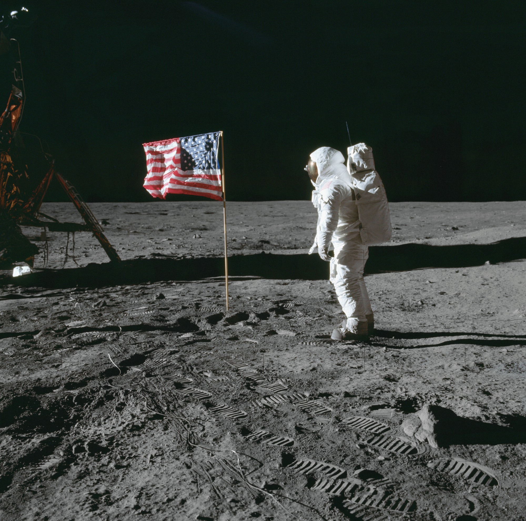 Neil Armstrong là người đầu tiên đặt chân lên Mặt Trăng, vậy ai là người chụp lại bức hình này?- Ảnh 1.