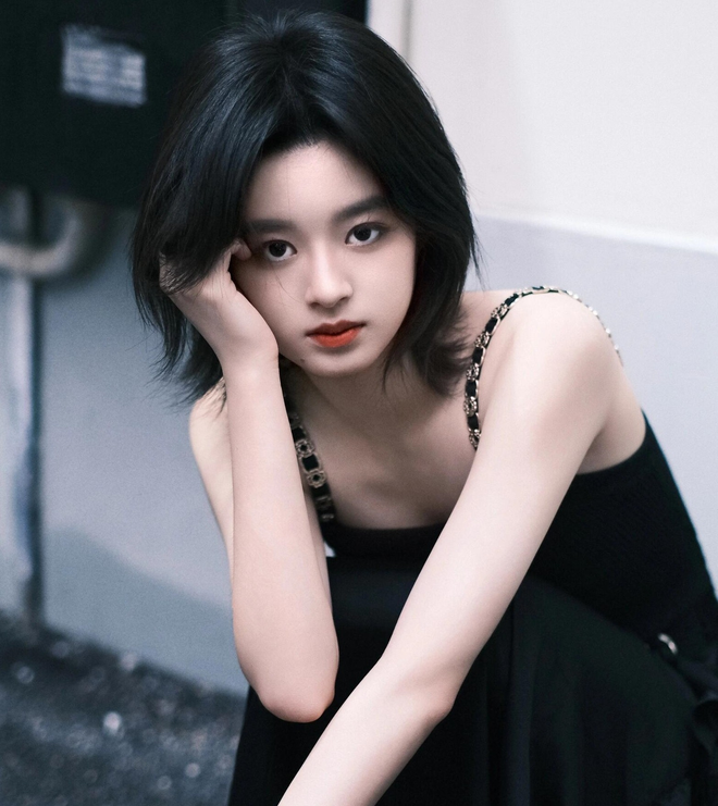 "Tiểu Triệu Lệ Dĩnh" - thiên kim tiểu thư lộ bí mật gia đình vì hoa tai 8 tỷ đã dính lời nguyền Prada?- Ảnh 9.
