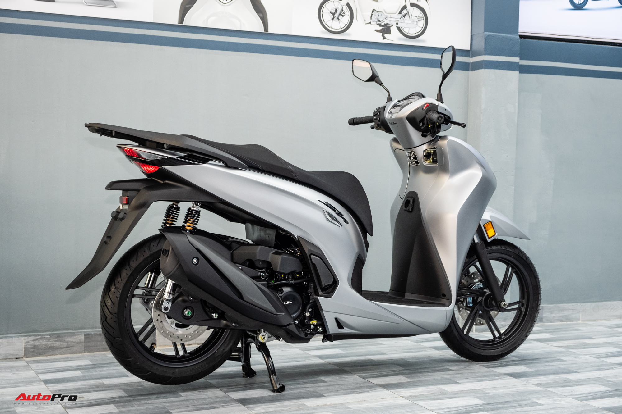 Lô Honda SH 350i 2025 nhập Ý đầu tiên về Việt Nam: Giá nước ngoài từ 174 triệu, bản tương tự ở Việt Nam chỉ 151 triệu đồng- Ảnh 7. Lô Honda SH 350i 2025 nhập Ý đầu tiên về Việt Nam: Giá nước ngoài từ 174 triệu, bản tương tự ở Việt Nam chỉ 151 triệu đồng- Ảnh 7.