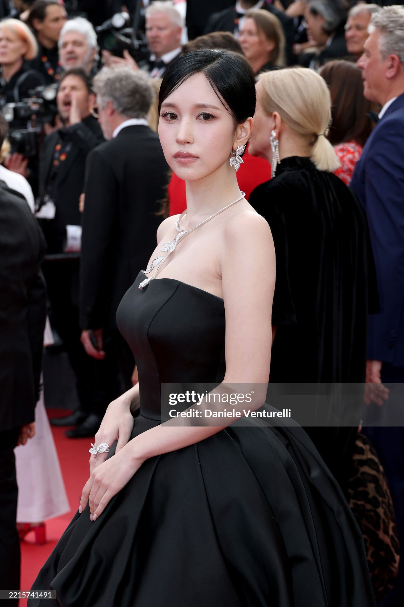 Thảm đỏ Cannes ngày 6: Mina (TWICE) hóa thiên nga đen, dàn thiên thần Victoria's Secret khoe dáng nóng bỏng, nhiều sao hạng A lộ dấu hiệu lão hóa- Ảnh 3.