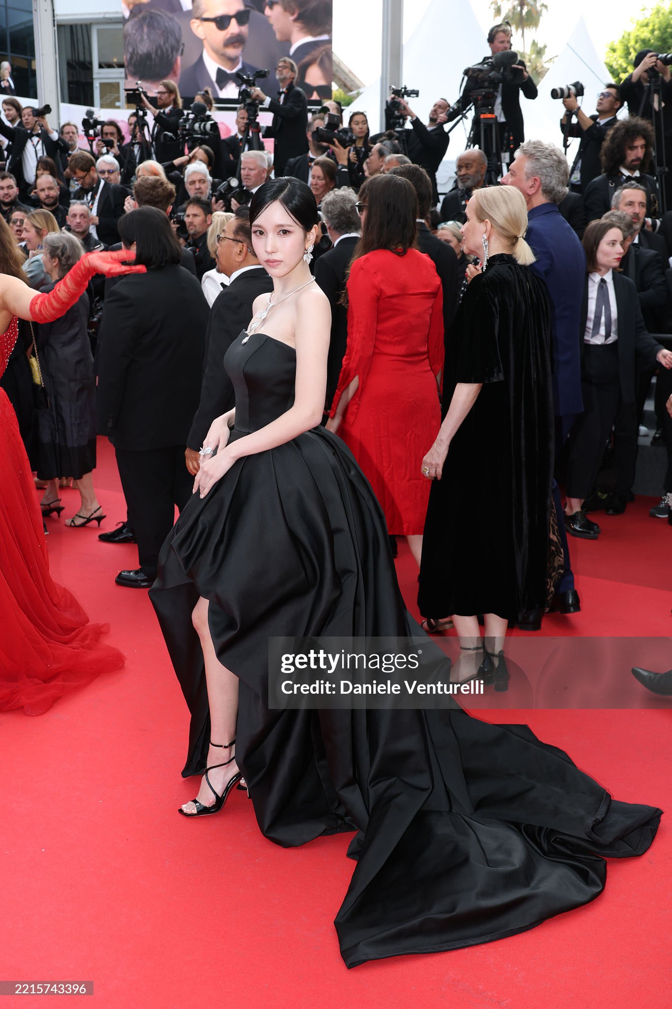 Thảm đỏ Cannes ngày 6: Mina (TWICE) hóa thiên nga đen, dàn thiên thần Victoria's Secret khoe dáng nóng bỏng, nhiều sao hạng A lộ dấu hiệu lão hóa- Ảnh 2.