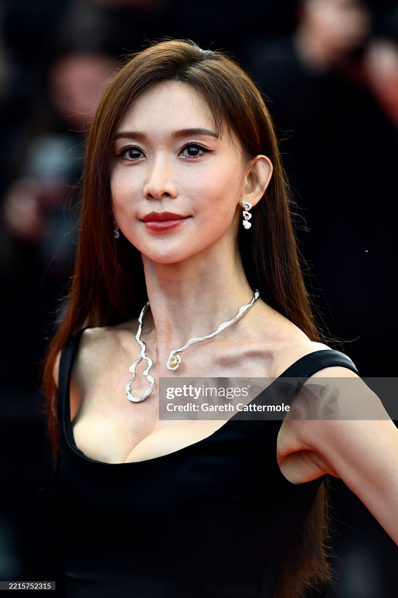 Thảm đỏ Cannes ngày 6: Mina (TWICE) hóa thiên nga đen, dàn thiên thần Victoria's Secret khoe dáng nóng bỏng, nhiều sao hạng A lộ dấu hiệu lão hóa- Ảnh 13.