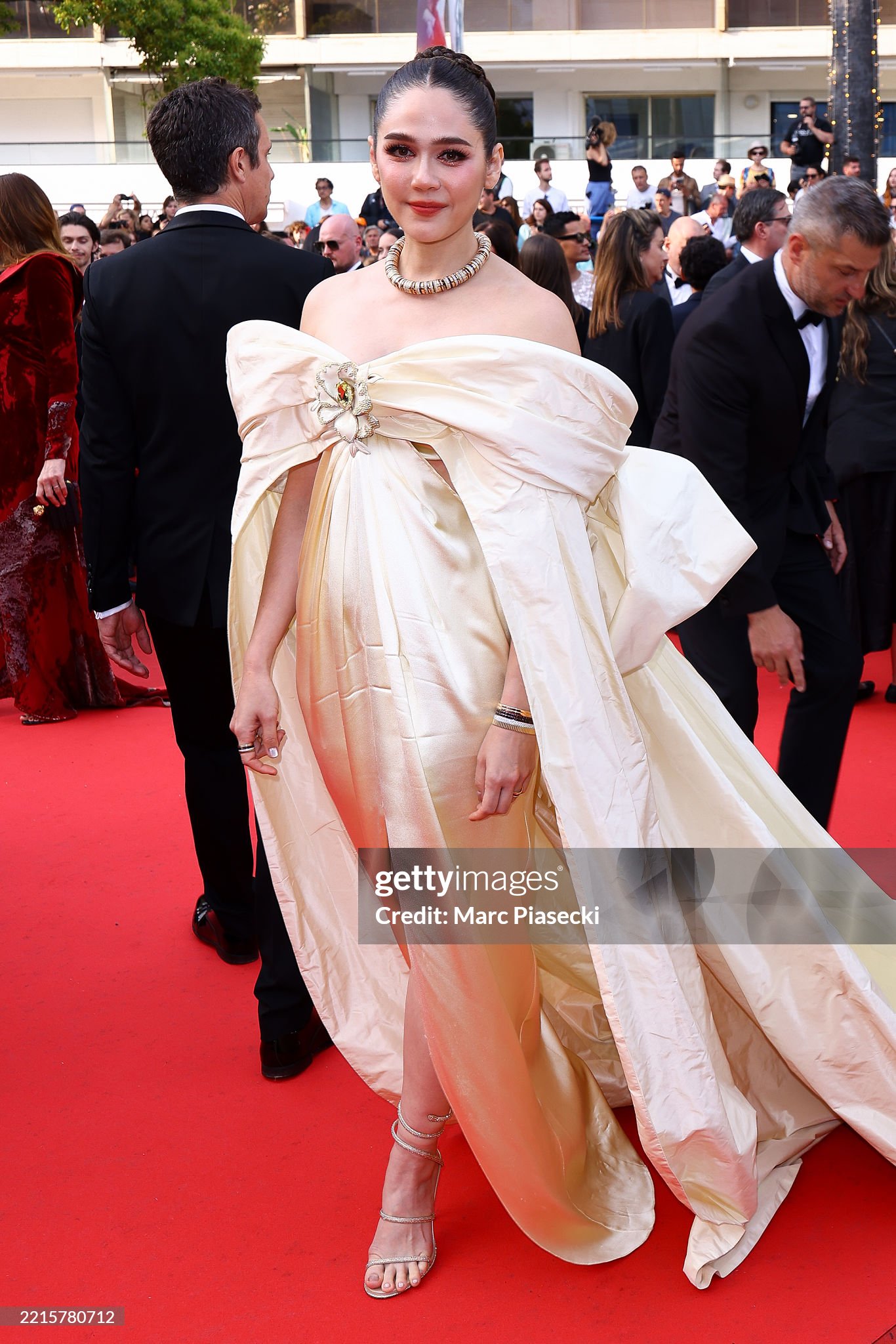 Thảm đỏ Cannes ngày 6: Mina (TWICE) hóa thiên nga đen, dàn thiên thần Victoria's Secret khoe dáng nóng bỏng, nhiều sao hạng A lộ dấu hiệu lão hóa- Ảnh 9.