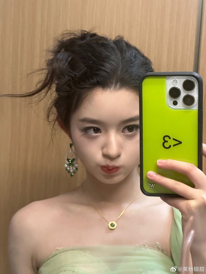 "Tiểu Triệu Lệ Dĩnh" - thiên kim tiểu thư lộ bí mật gia đình vì hoa tai 8 tỷ đã dính lời nguyền Prada?- Ảnh 1.