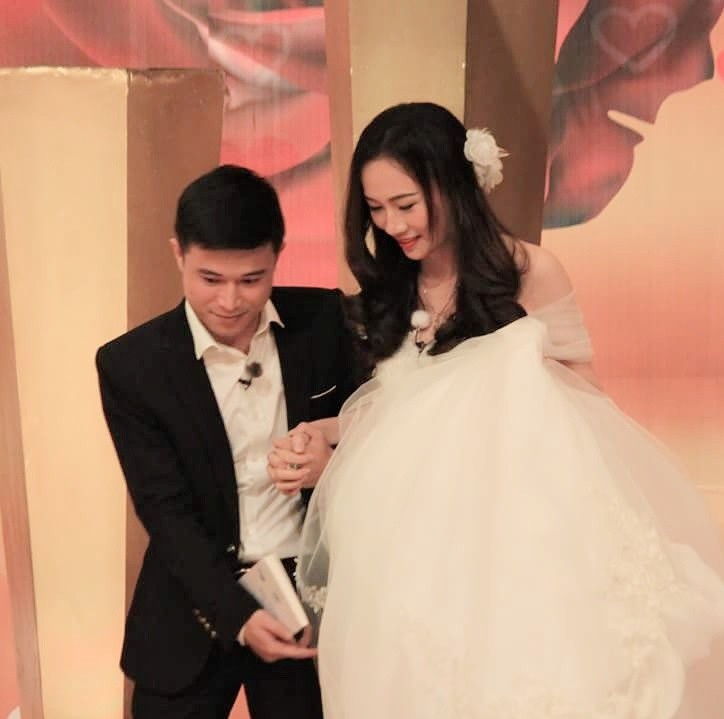 Hot mom nổi tiếng đăng ảnh cưới cách đây 15 năm có thể "sĩ" đến muôn đời, chú rể đẹp trai nhưng nhìn cứ "sai sai"- Ảnh 2.
