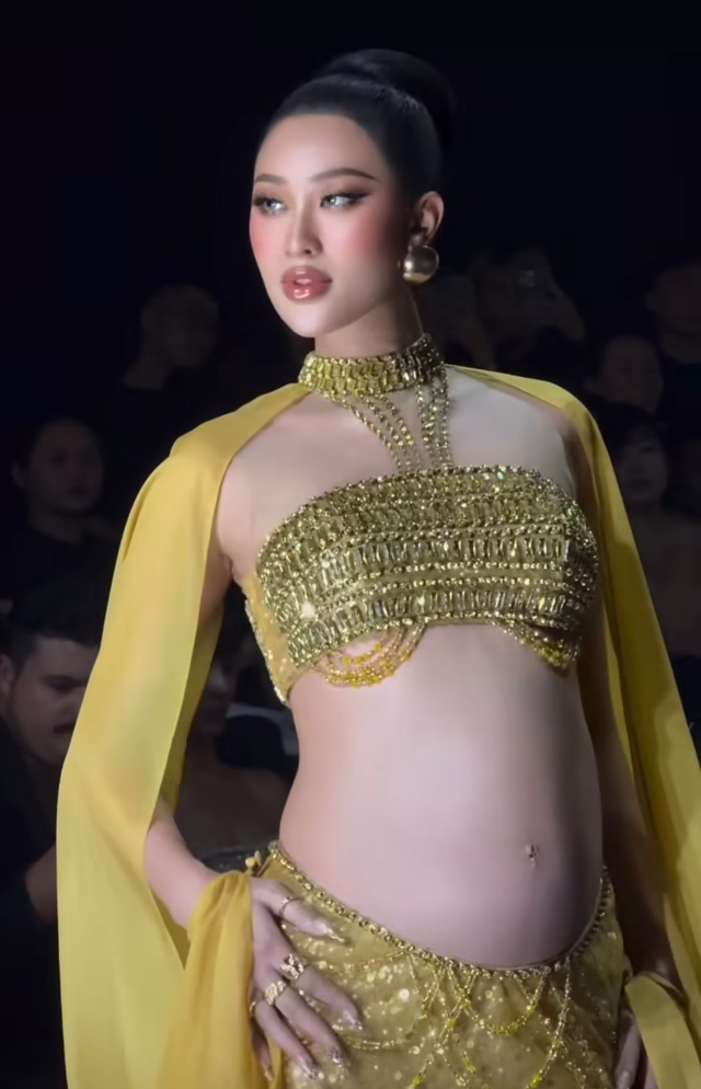 Mỹ nhân Việt công bố bụng bầu vượt mặt theo cách không giống ai giữa sự kiện- Ảnh 1.