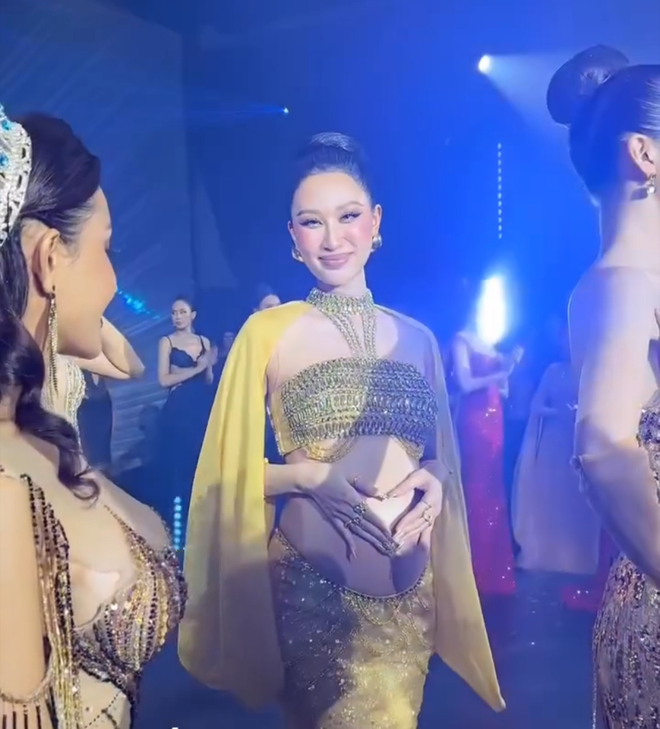 Mỹ nhân Việt công bố bụng bầu vượt mặt theo cách không giống ai giữa sự kiện- Ảnh 2.