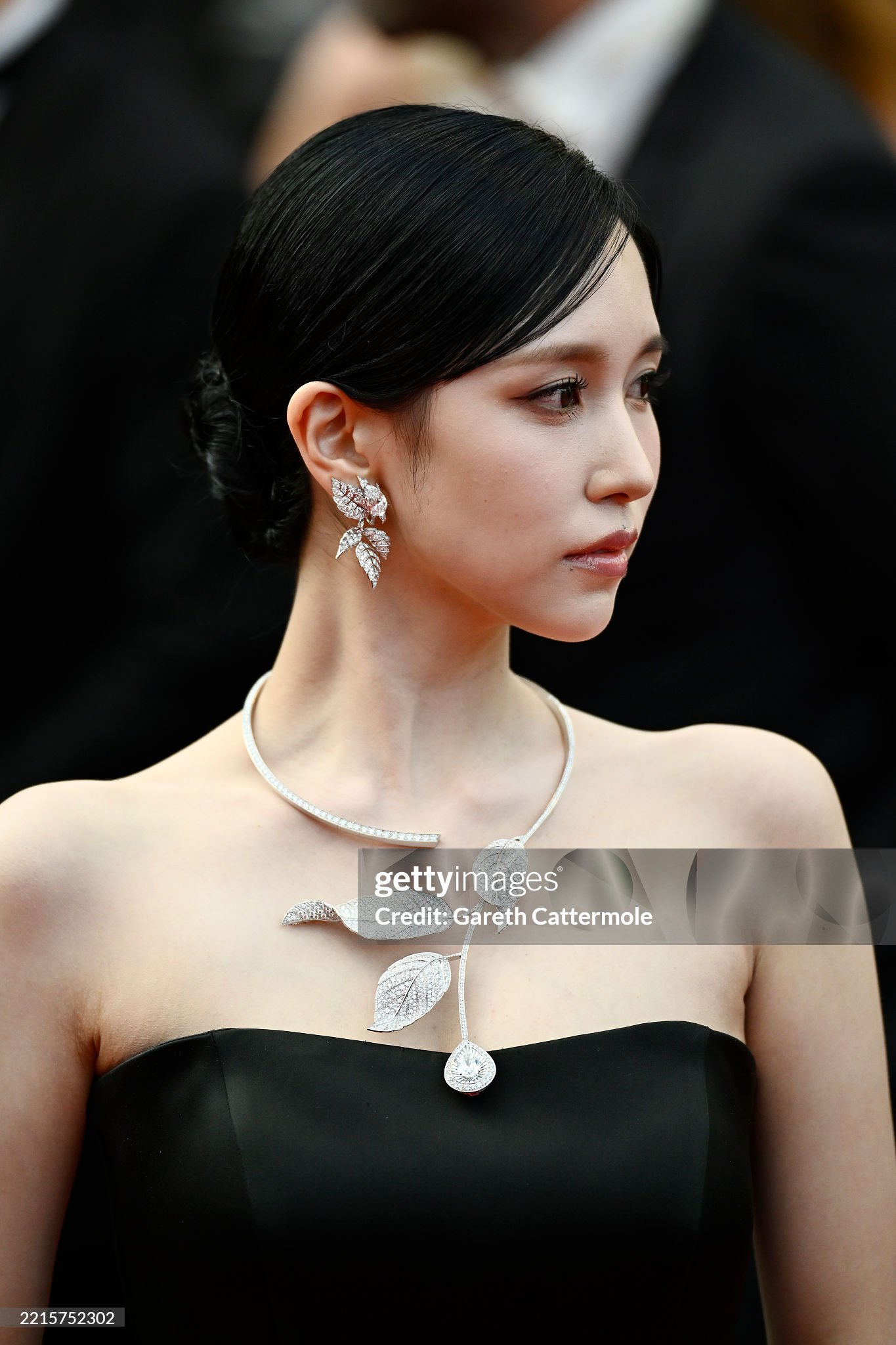 Thảm đỏ Cannes ngày 6: Mina (TWICE) hóa thiên nga đen, dàn thiên thần Victoria's Secret khoe dáng nóng bỏng, nhiều sao hạng A lộ dấu hiệu lão hóa- Ảnh 4.