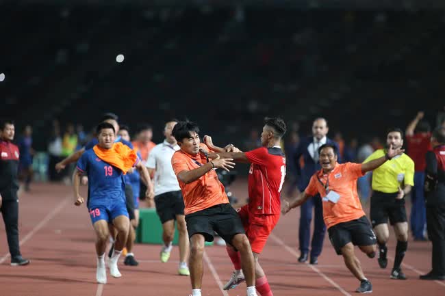 Màn loạn đả ở SEA Games bị “bêu tên” khắp thế giới và cuộc “lột xác” ngoạn mục của bóng đá Đông Nam Á- Ảnh 1.