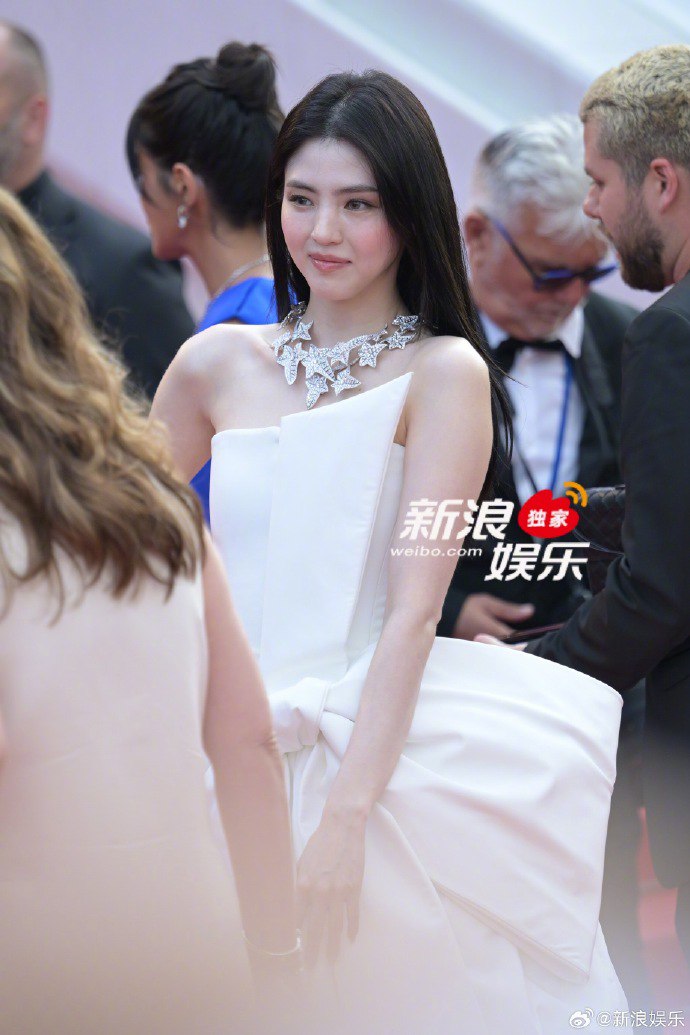 Kẻ thù số 1 của Han So Hee tại Cannes: Khiến nữ diễn viên “tàng hình” trên thảm đỏ, chuyên dìm nhan sắc!- Ảnh 6.