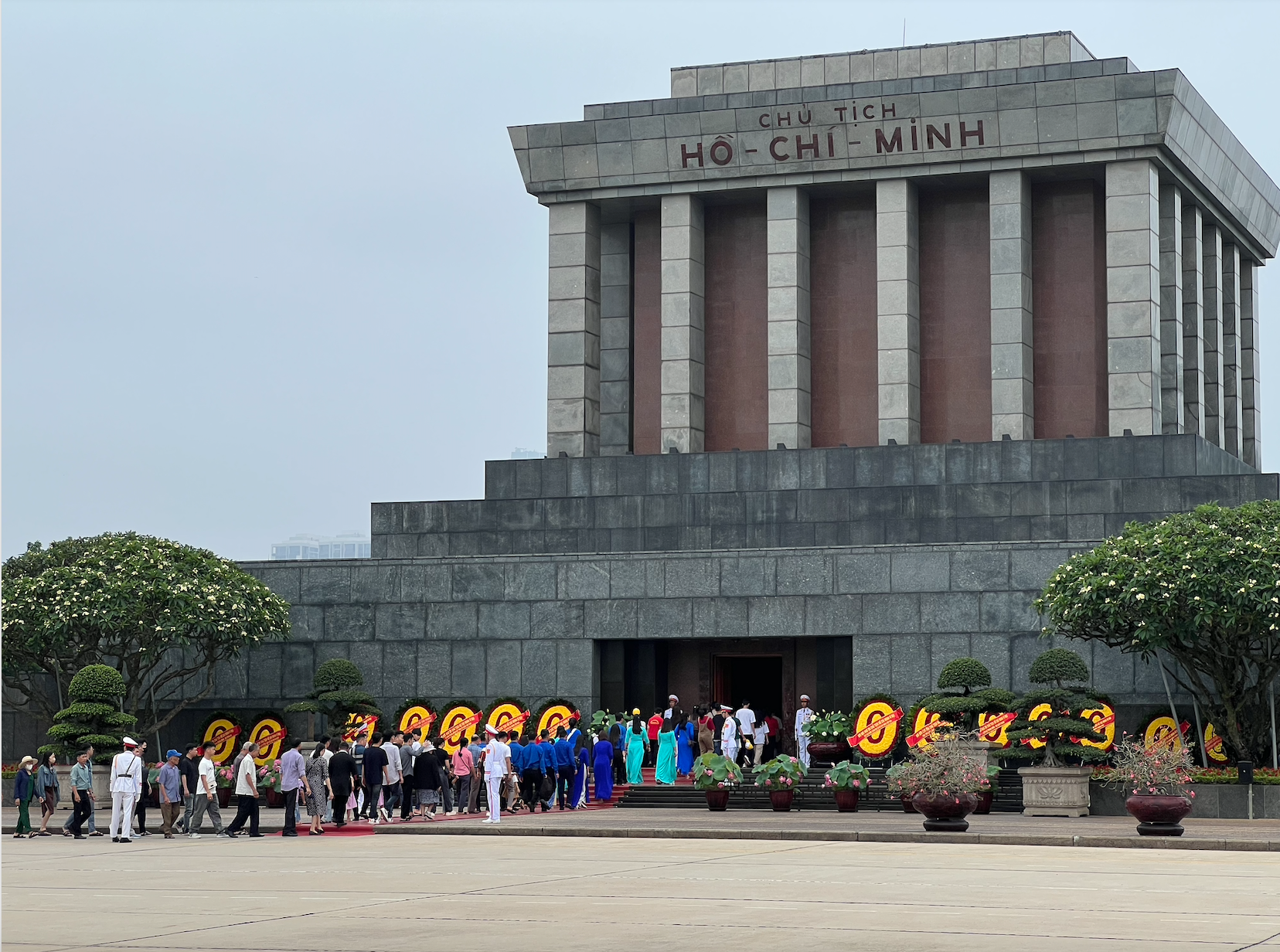 Du khách mọi miền đổ về viếng Lăng Bác đúng ngày 19/5, giới trẻ tự hào cầm trên tay hình ảnh của Người- Ảnh 3.