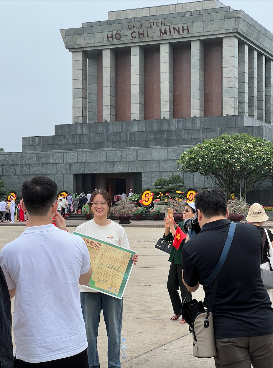 Du khách mọi miền đổ về viếng Lăng Bác đúng ngày 19/5, giới trẻ tự hào cầm trên tay hình ảnh của Người- Ảnh 5.