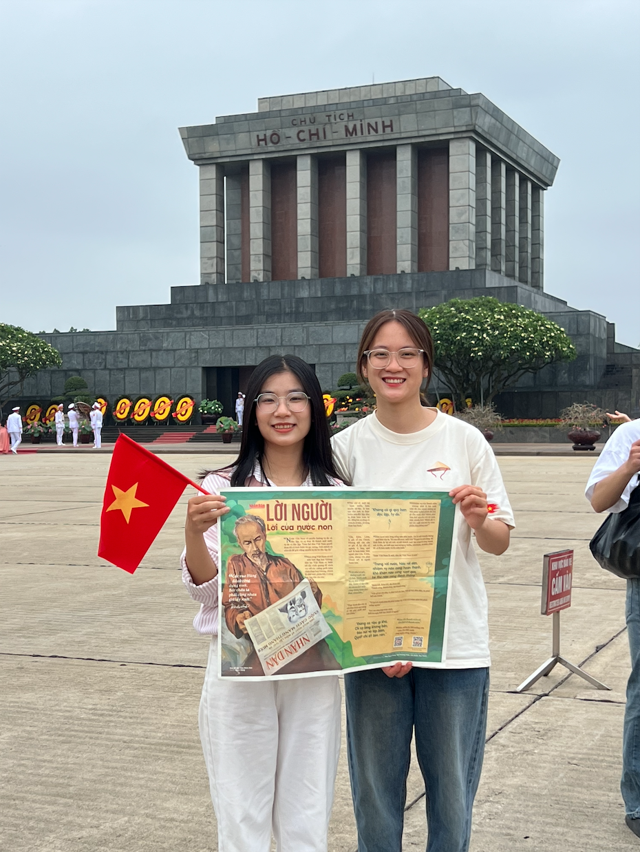 Du khách mọi miền đổ về viếng Lăng Bác đúng ngày 19/5, giới trẻ tự hào cầm trên tay hình ảnh của Người- Ảnh 6.