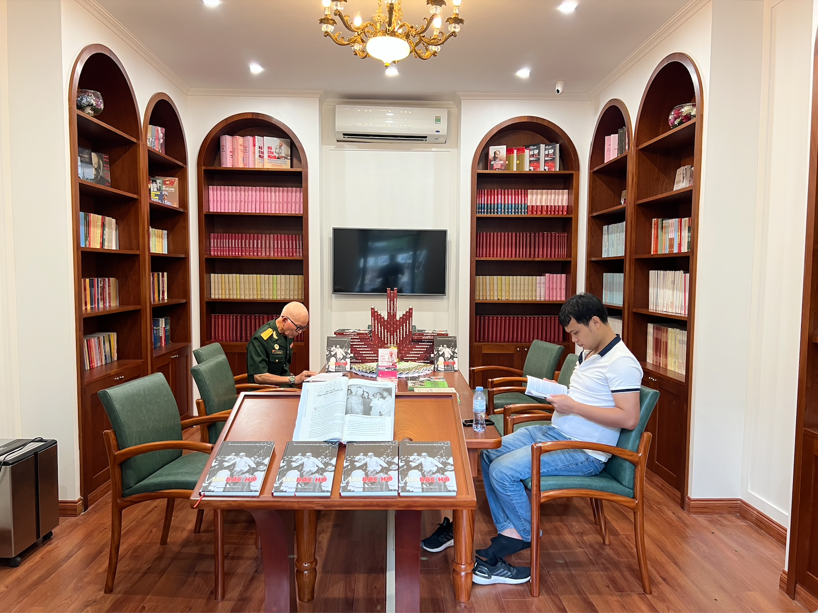 Du khách mọi miền đổ về viếng Lăng Bác đúng ngày 19/5, giới trẻ tự hào cầm trên tay hình ảnh của Người- Ảnh 12.
