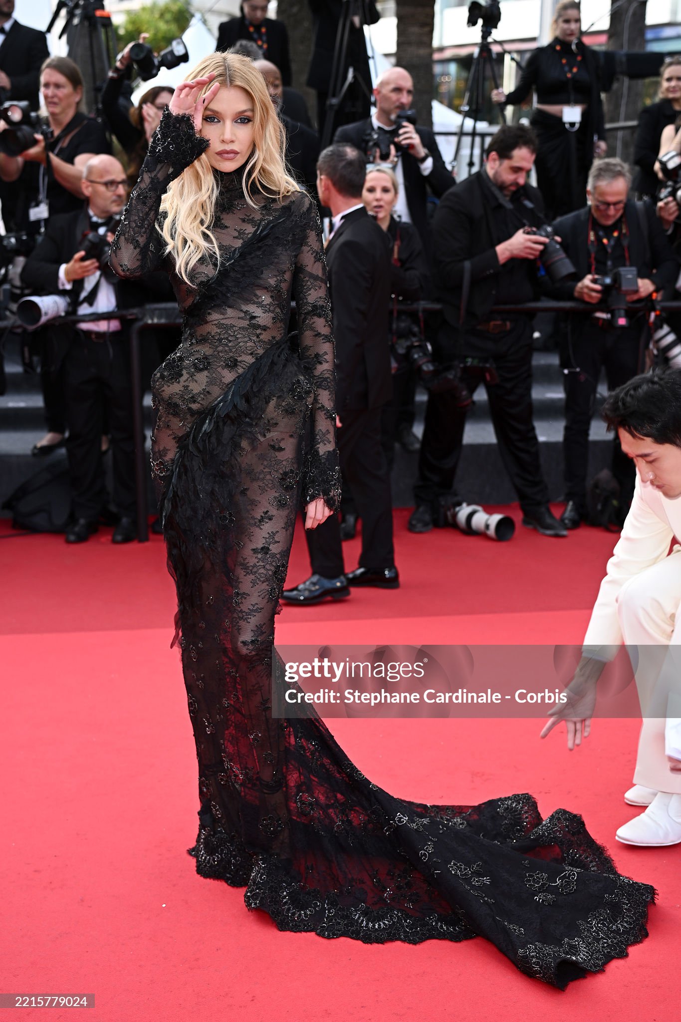 Thảm đỏ Cannes ngày 6: Mina (TWICE) hóa thiên nga đen, dàn thiên thần Victoria's Secret khoe dáng nóng bỏng, nhiều sao hạng A lộ dấu hiệu lão hóa- Ảnh 21.