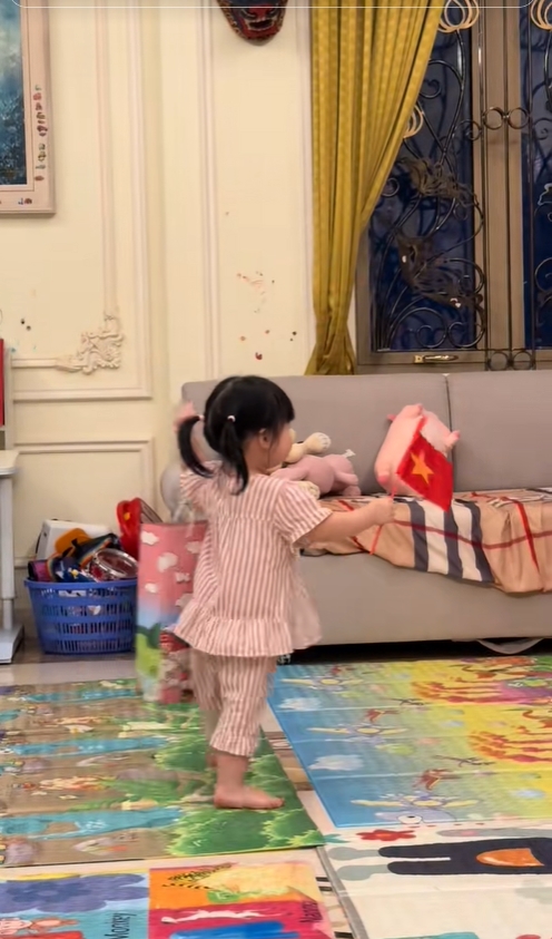 Một thứ nhiều màu trên tường biệt thự nhà chồng “Hoa hậu nghèo nhất Việt Nam” khiến dân tình bàn tán rôm rả- Ảnh 1.