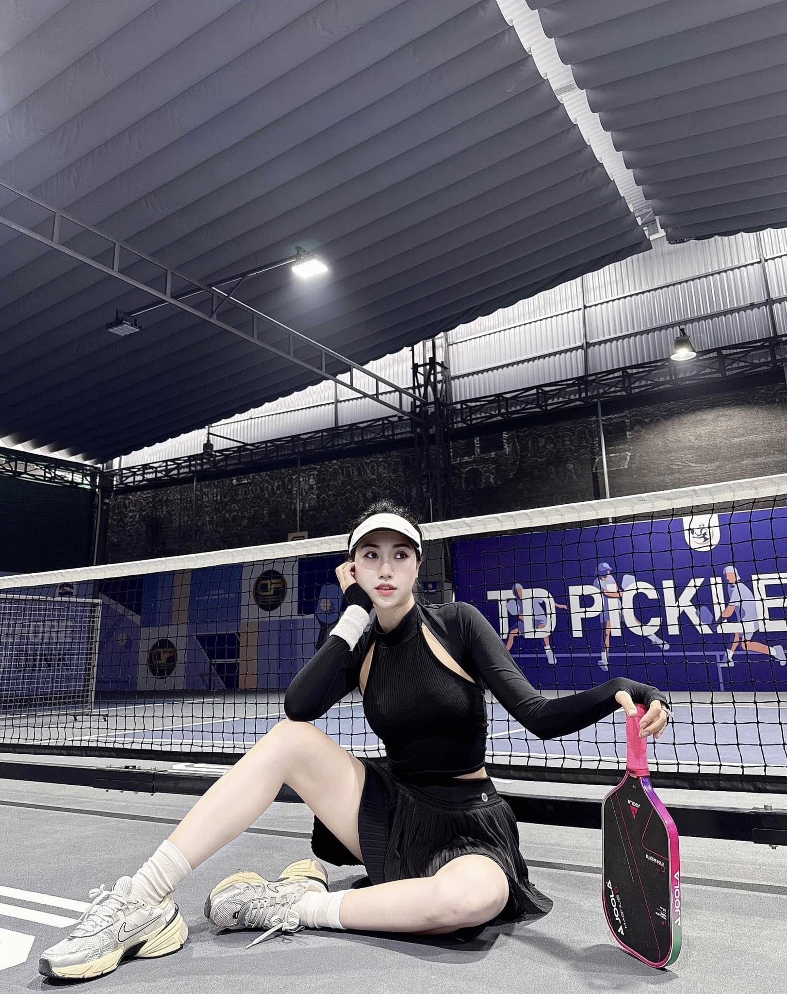 Em g&aacute;i Văn To&agrave;n chơi pickleball, chấp nhận từ v&oacute;c d&aacute;ng nuột n&agrave; th&agrave;nh 