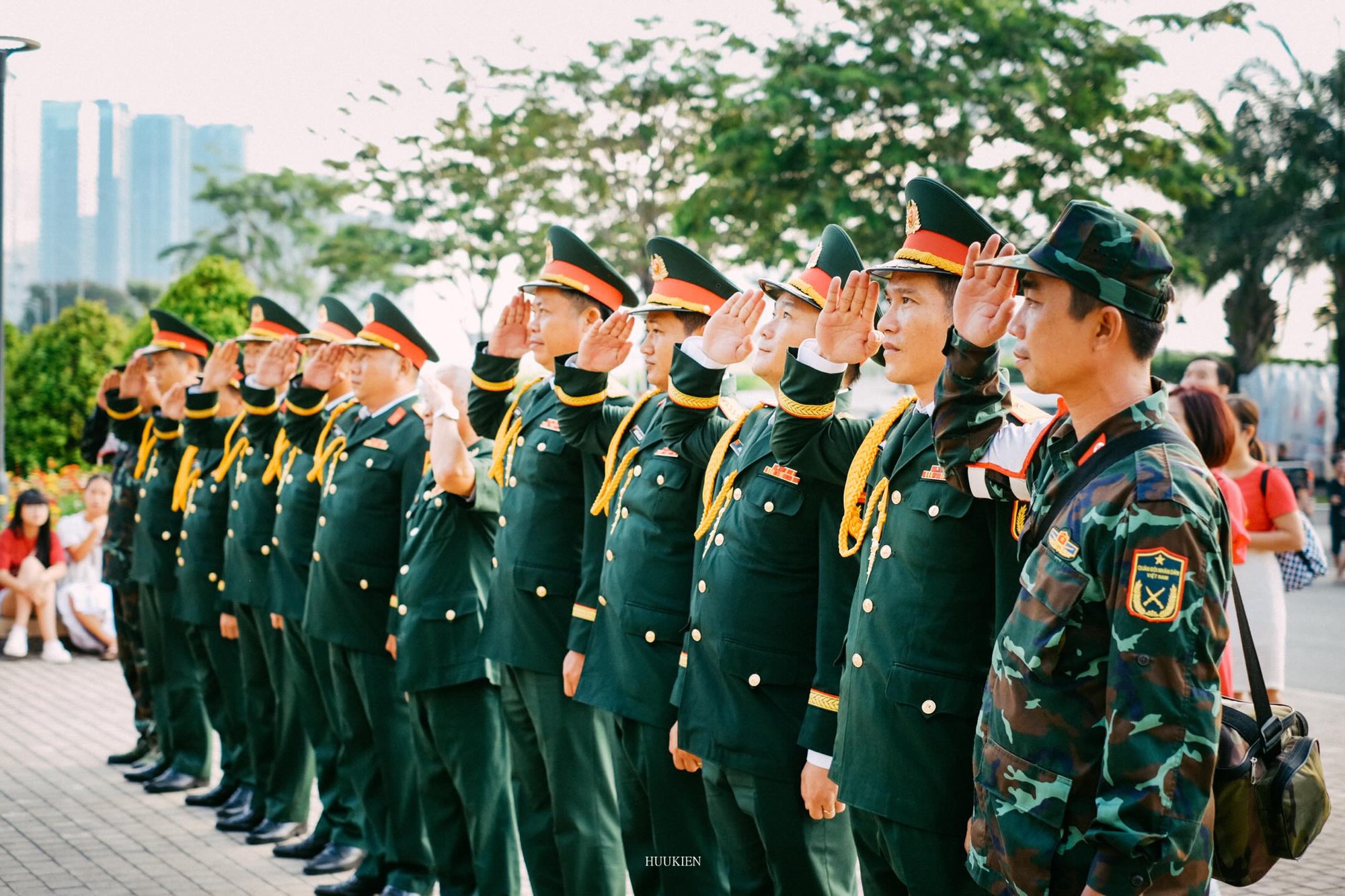 Clip: Cô gái bật khóc khi gửi lời nhắn 