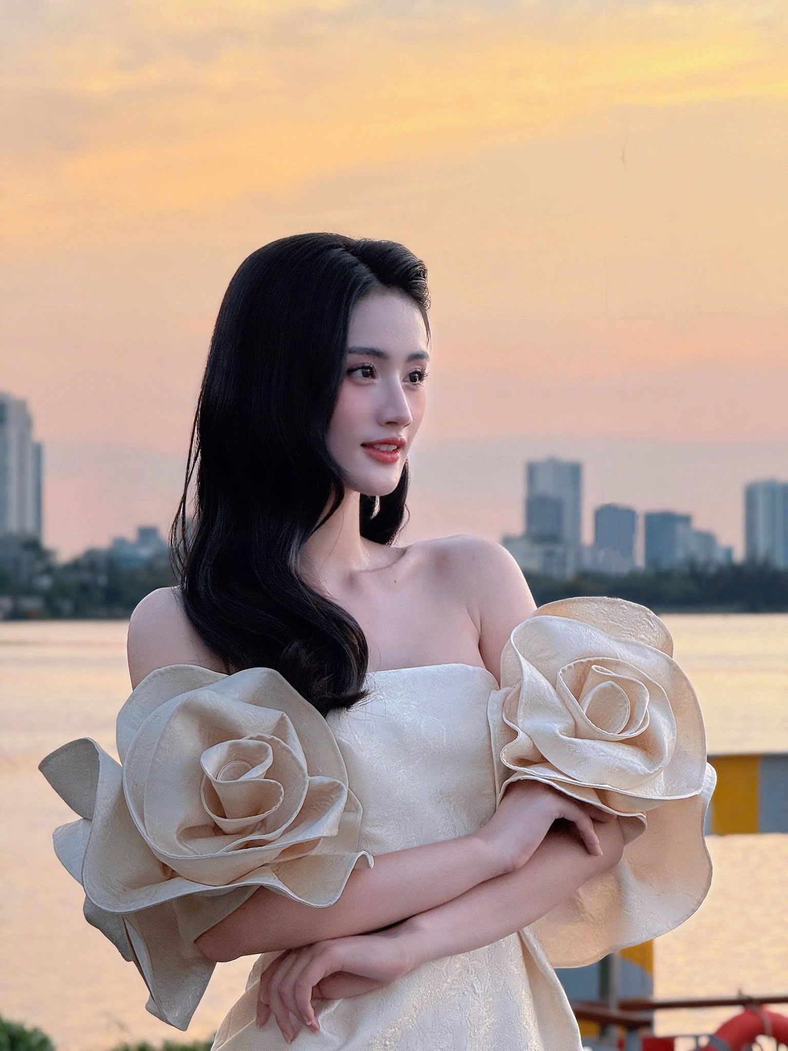 Đoạn clip gây xôn xao vì hành động lạ của Hoa hậu Ý Nhi và Jack- Ảnh 5.