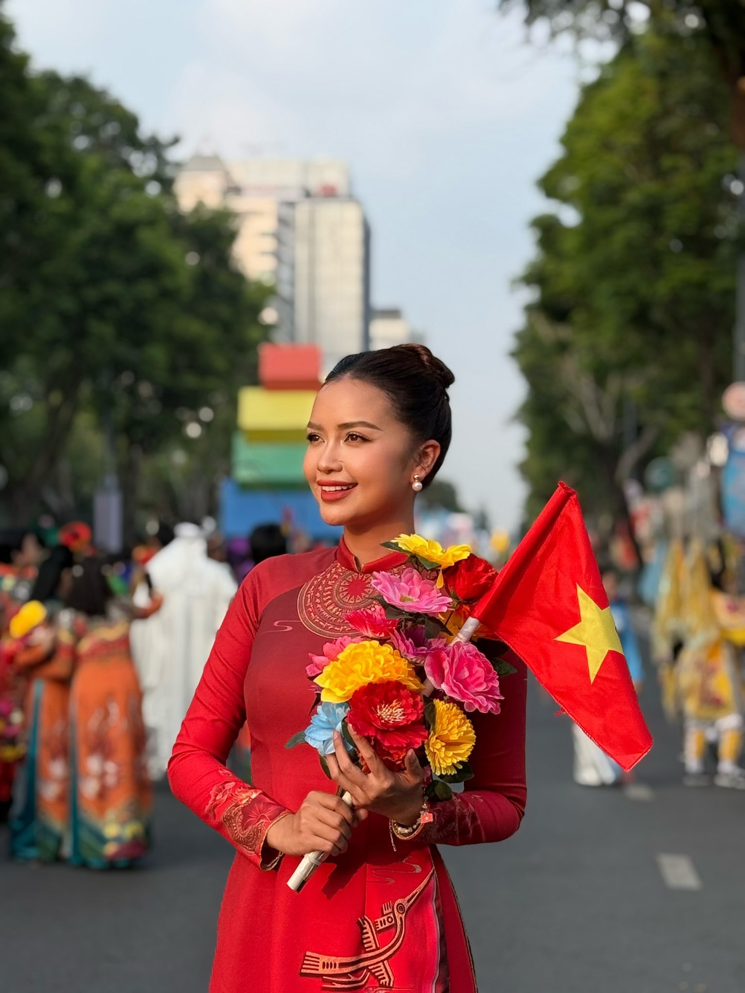 Một người đẹp đi diễu hành trở nên viral khắp MXH, nụ cười trên sóng trực tiếp đánh bại mọi loại thể loại camera- Ảnh 2.