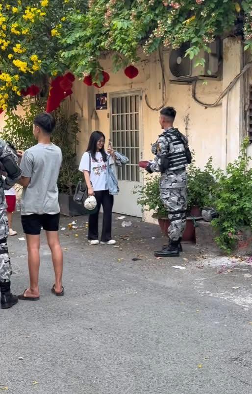Chiến sĩ Đặc nhiệm dù nắm tay cô gái tặng hoa, nói 4 chữ về mối quan hệ được 