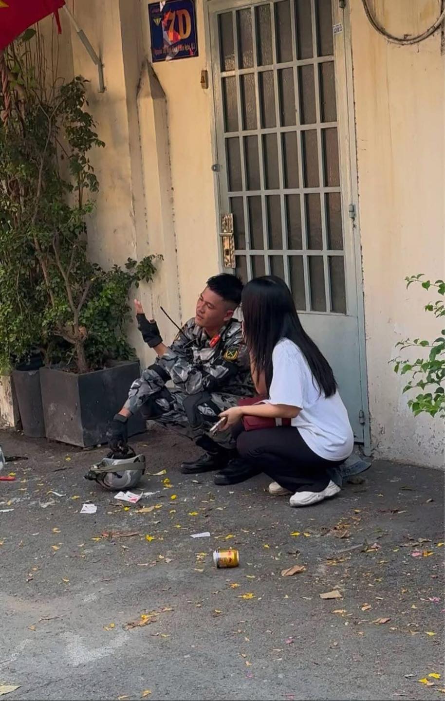Chiến sĩ Đặc nhiệm dù nắm tay cô gái tặng hoa, nói 4 chữ về mối quan hệ được 