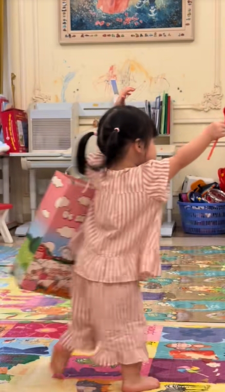 Một thứ nhiều màu trên tường biệt thự nhà chồng “Hoa hậu nghèo nhất Việt Nam” khiến dân tình bàn tán rôm rả- Ảnh 2.