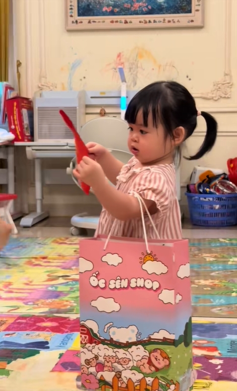 Một thứ nhiều màu trên tường biệt thự nhà chồng “Hoa hậu nghèo nhất Việt Nam” khiến dân tình bàn tán rôm rả- Ảnh 3.