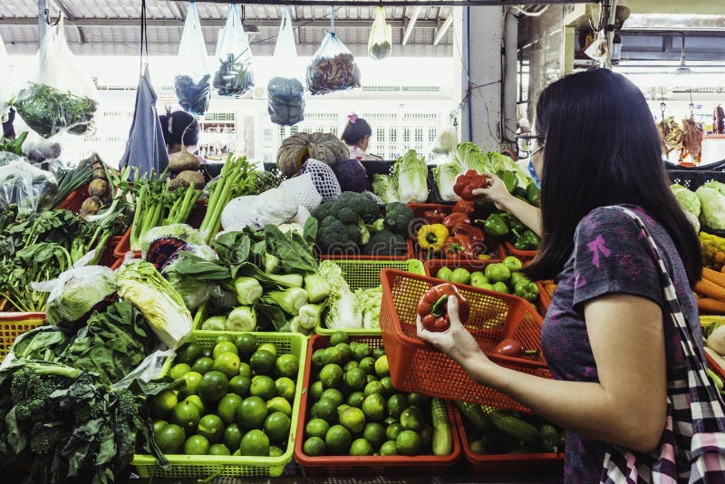 Chợ sáng hay chợ chiều: Đi giờ nào thì túi tiền đỡ 