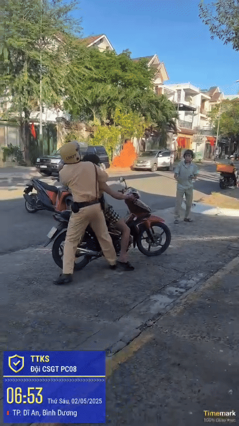 Clip ghi lại cảnh kinh hãi, người đàn ông chạy xe máy cầm rựa “múa” loạn xạ trên đường- Ảnh 1.
