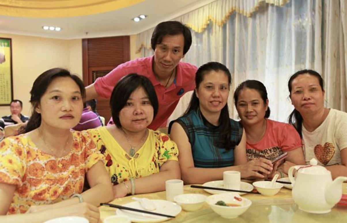 Đi họp lớp, bạn học nghèo bị chê cười vì mặc áo quê mùa: Lúc cô cởi áo ra, cả lớp liền bật khóc- Ảnh 1.