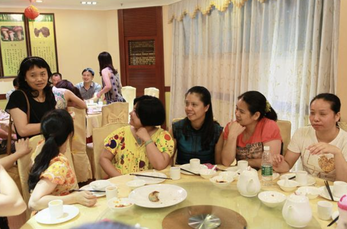 Đi họp lớp, bạn học nghèo bị chê cười vì mặc áo quê mùa: Lúc cô cởi áo ra, cả lớp liền bật khóc- Ảnh 2.