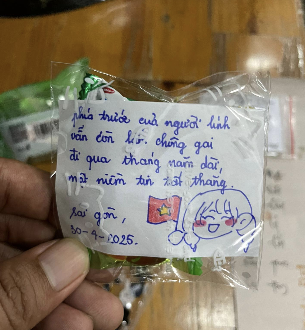 Chiến sĩ chia sẻ loạt thư tay từ người dân sau đại lễ 30/4: Đọc lên chỉ muốn ôm trọn cả đất nước vào lòng- Ảnh 1.