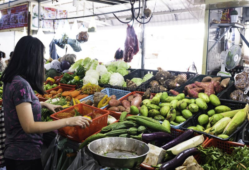 Chợ sáng hay chợ chiều: Đi giờ nào thì túi tiền đỡ 